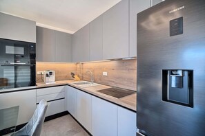 ثلاجة، ميكروويف، فرن، موقد طهي مسطح