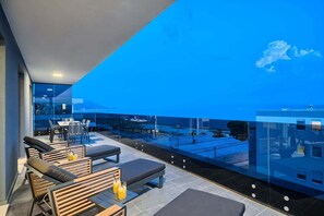 Outdoor dining - Penthouse Liberty Living with Pool (Split)