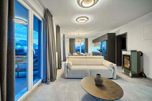 Flat-screen TV, fireplace - Penthouse Liberty Living with Pool (Split)