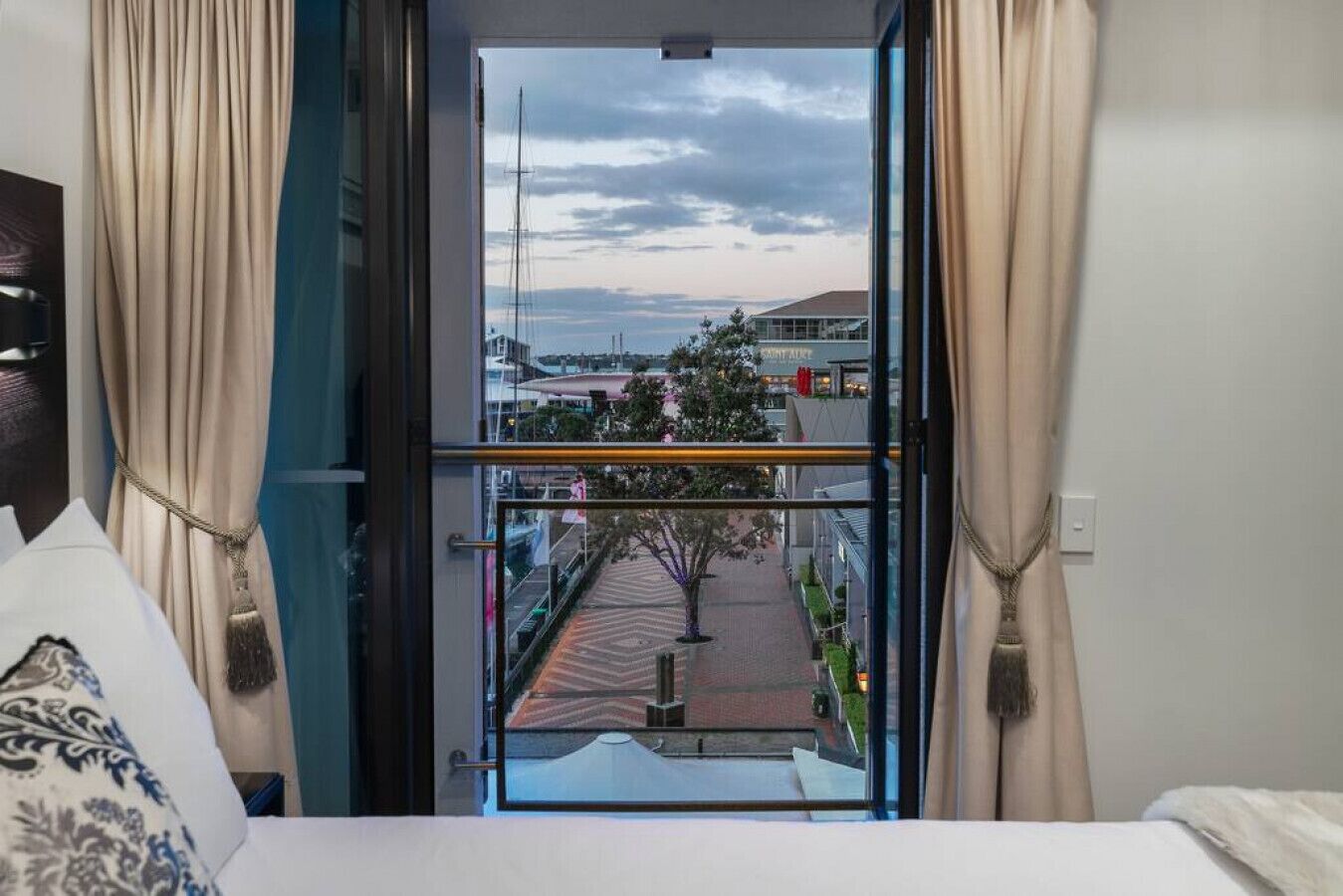 1 bedroom, desk, WiFi