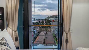 1 bedroom, desk, WiFi