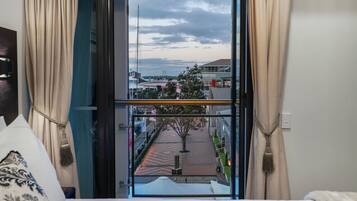 1 bedroom, desk, WiFi