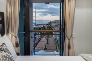 1 camera, una scrivania, Wi-Fi