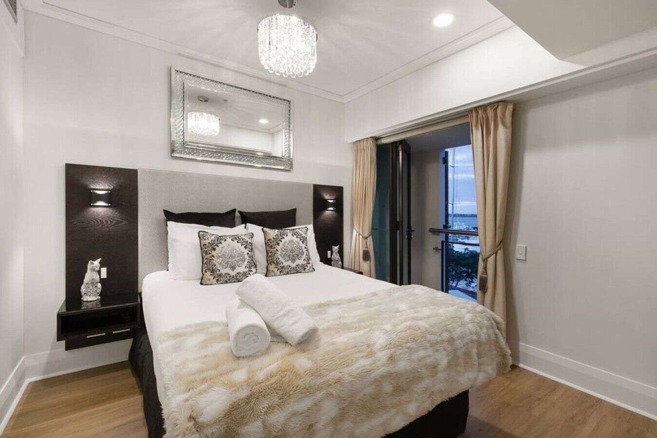 1 bedroom, desk, WiFi