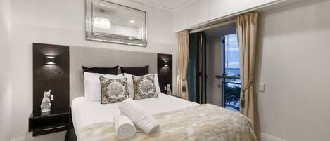 1 bedroom, desk, WiFi