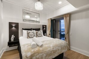 1 bedroom, desk, WiFi - Extravagant Escape - Sebel (Auckland)