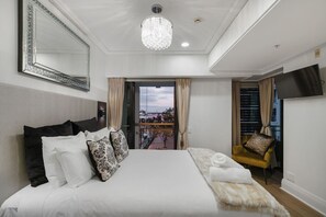 1 多间卧室、办公桌、WiFi