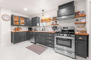 冰箱、微波炉、烤箱、炉灶