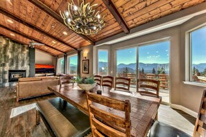 House, Multiple Beds, Hot Tub, Mountain View | Living room | 40-inch TV with cable channels, fireplace
