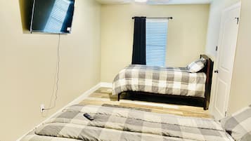 5 habitaciones, escritorio, tabla de planchar con plancha y wifi