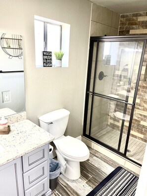 Shower, hair dryer, towels, soap - Stylish 5Bedroom/6Beds/2Bath Plenty of Parking (Eagle Pass)