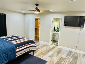 5 bedrooms, desk, iron/ironing board, WiFi - Stylish 5Bedroom/6Beds/2Bath Plenty of Parking (Eagle Pass)