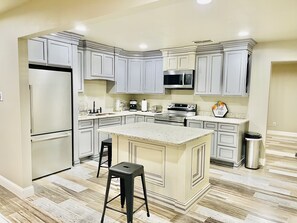 Frigorífico, microondas, horno y placa de cocina