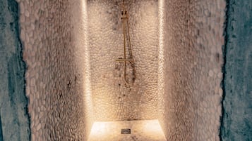 Courtyard Suite with Hot Tub | 浴室 | 淋浴設備、淋浴花灑、吹風機、浴袍