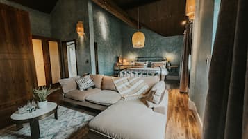 Courtyard Suite with Hot Tub | 起居區 | 42-吋平面電視,提供有線頻道