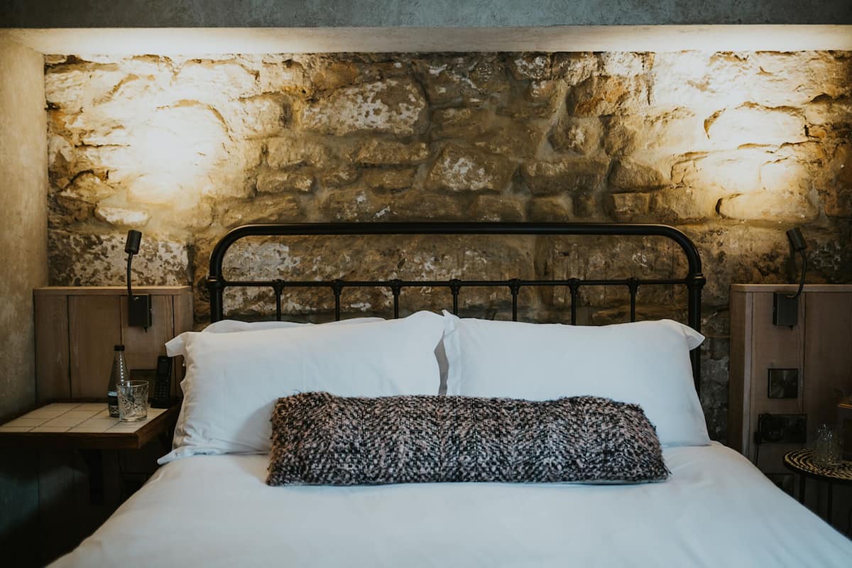 Hotel Cosy | Két bảo mật tại phòng, trang trí khác biệt