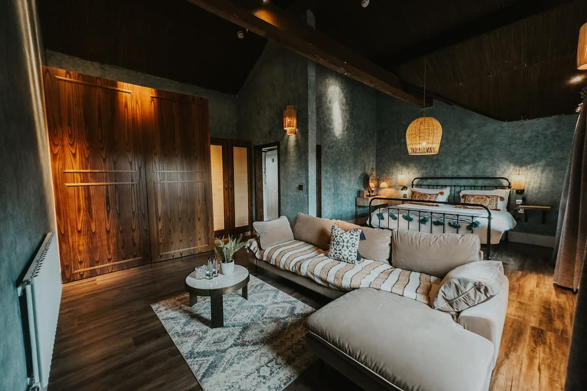 Courtyard Suite with Hot Tub | Két bảo mật tại phòng, trang trí khác biệt