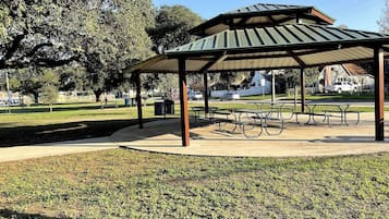 Un parc doté d’un pavillon abrité, de tables de pique-nique et d’une pelouse.