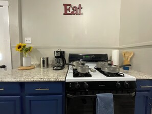 Fridge, microwave, oven, stovetop - The Perfect Spot! - Free Parking & Patio (San Antonio)