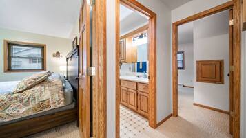 6 bedrooms, desk, iron/ironing board, free WiFi