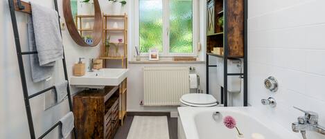 Combined shower/bathtub, hair dryer, towels