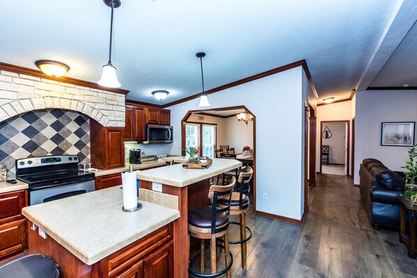 冷蔵庫、電子レンジ、オーブン、コンロ