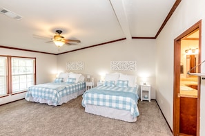 4 bedrooms, desk, iron/ironing board, free WiFi - JUST IMAGINE ROCKER B 10 MIN WATER ACCESS 1 BLOCK family styled, fire pit,hottub (Graford)