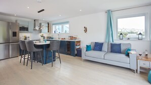 Eine moderne Küche mit Essbereich, einer Couch und einem Fenster mit Blick.