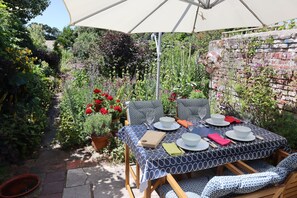 Outdoor dining - Dolphin Cottage -  a cosy cottage that sleeps 4 guests  in 2 bedrooms (Hayling Island)