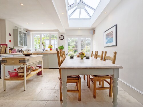 Dolphin Cottage -  a cosy cottage that sleeps 4 guests  in 2 bedrooms