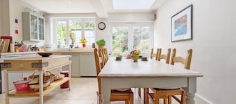 Dolphin Cottage - a cosy cottage that sleeps 4 guests in 2 bedrooms
