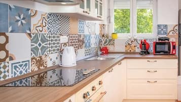 Frigorífico, microondas, horno y placa de cocina