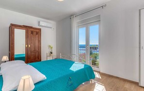 3 bedrooms, travel crib, free WiFi, bed sheets