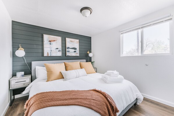 2 chambres, bureau, fer et planche à repasser, lit parapluie