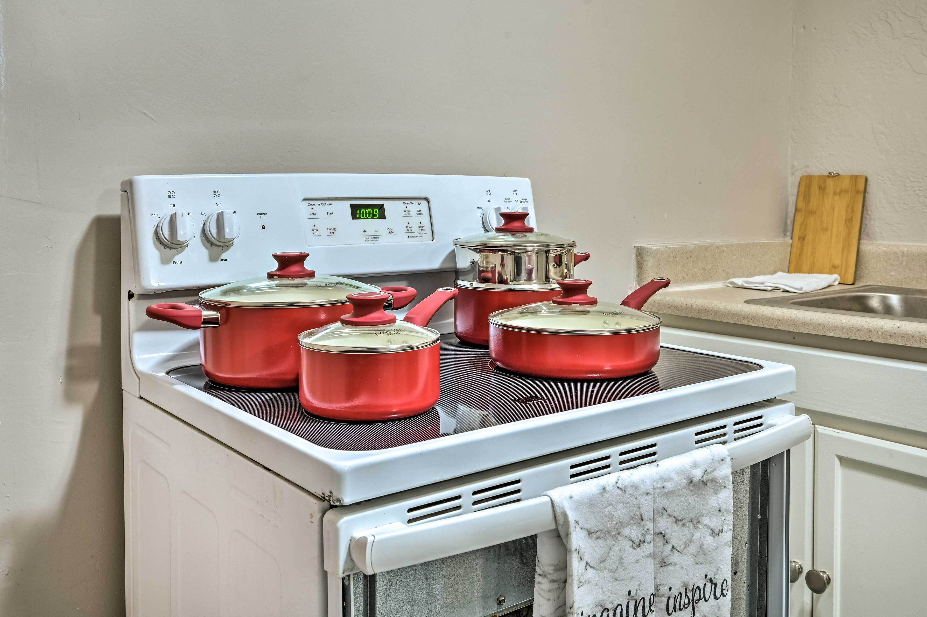 Réfrigérateur, micro-ondes, plaque de cuisson, lave-vaisselle
