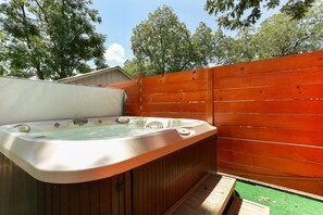 Outdoor spa tub - Urban Chicken Relic with Hot Tub (San Antonio)