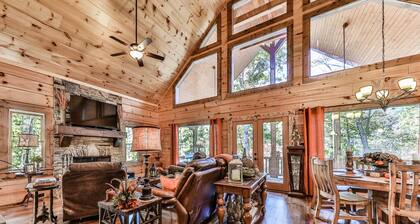 2000 sf luxury Cabin on Four Acres with Two Streams and Pond - Pet Friendly