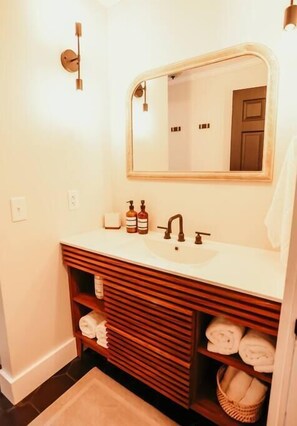 Duschwanne, Haartrockner, Handtücher