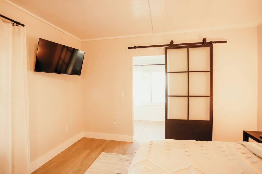 4 bedrooms, desk, iron/ironing board, travel crib