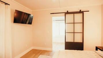 4 bedrooms, desk, iron/ironing board, travel crib