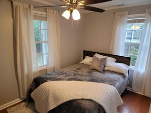 3 bedrooms, desk, iron/ironing board, free WiFi