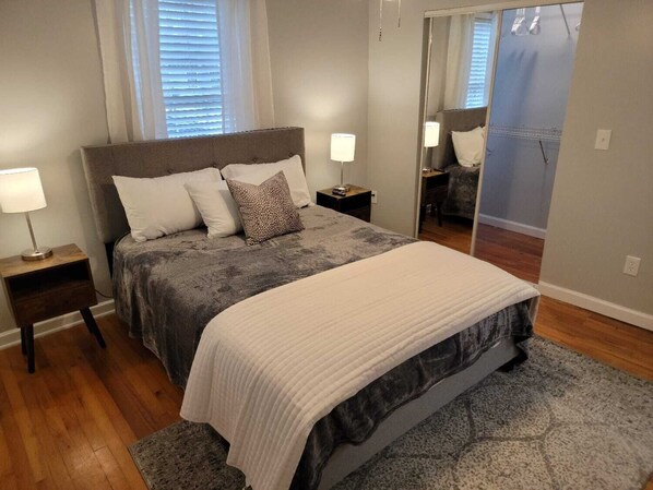 3 habitaciones, escritorio, tabla de planchar con plancha y wifi gratis 