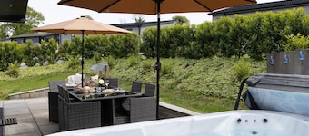 A fantastic lodge sleeping 8 with hot tub, just a short walk from Roadford Lake