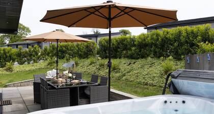 A fantastic lodge sleeping 8 with hot tub, just a short walk from Roadford Lake