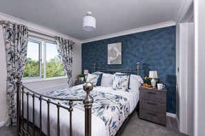 4 bedrooms, iron/ironing board, Internet, bed sheets