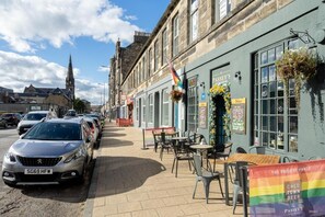 تناول الطعام بالخارج