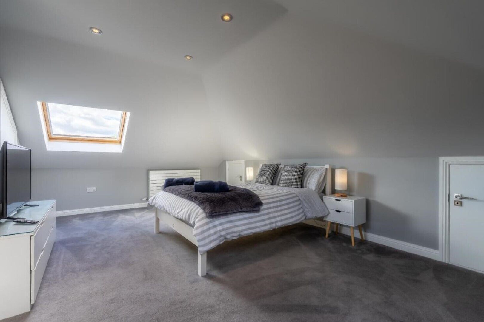 3 chambres, coffres-forts dans les chambres, fer et planche à repasser