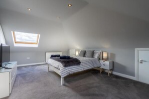 3 عدّة غرف نوم وخزنة داخل الغرفة ومكواة/لوح كي وسرير سفر