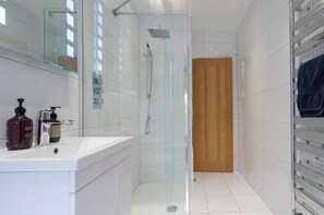 Bathtub, hair dryer, towels, soap - Immaculate Family sized holiday home located 10mins from beachfront! (Edinburgh)