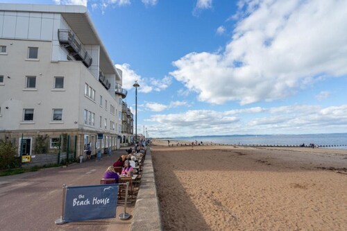 Immaculate Family sized holiday home located 10mins from beachfront!